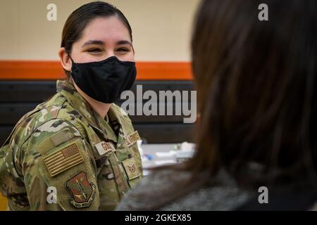 US Air Force Staff Sgt. Victoria Goluszka, 182. Medizinische Gruppe, Luft- und Raumfahrtmedizinerin, spricht mit einem Patienten an der Byron High School, Byron, Illinois, 1. April 2021. Goluszka dient derzeit in der Illinois National Guard zur Verabreichung von COVID-19-Impfungen an Bewohner von Illinois. Stockfoto