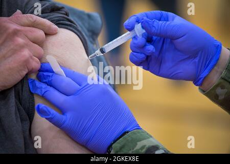 U.S. Air Force Staff Sgt. Victoria Goluszka, 182nd Medical Group, aerospace medical technician administers vaccine in the Byron High School, Byron, Illinois, April 1, 2021. Goluszka is currently serving in the Illinois National Guard to administer COVID-19 vaccinations to Illinois residents. Stockfoto