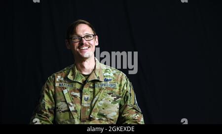 LUFTWAFFENSTÜTZPUNKT PETERSON, Colorado – ursprünglich ein Introvertierter aus der Kleinstadt Louisiana, US Space Force Tech. Sgt. Devon Mayeaux, Space Delta 2, Flugchef der 5. Weltraumkontrollgeschwader für Waffen und Taktiken, hat sich während seiner Zeit bei der US-Luftwaffe und der US-Weltraumwaffe zu einem fähigen Lehrer entwickelt. Er tat dies, indem er die wechselseitige Abhängigkeit des ländlichen Raums und die Liebe zum Austausch von Wissen aus seiner Erziehung mit neuen öffentlichen Sprechfähigkeiten kombinierte. Mayeaux’s lebenslange Liebe, mit seinen Händen zu arbeiten und Dinge zu machen, hat sich in jüngerer Zeit in einem Hobby zum Schmieden von zu Hause manifestiert, das es ihm erlaubt hat Stockfoto