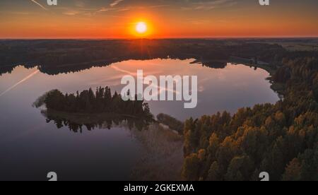 Luftaufnahme des Plateliai Sees, dem größten See in Samogitia. Es ist die zentrale Attraktion im Zemaitija Nationalpark. Es hat sieben Inseln und Stockfoto