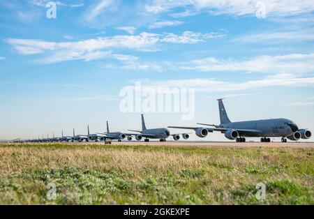 Die US Air Force KC-135 Stratotankers, KC-46 Pegasus und C-17 Globemaster IIIs stellen sich während einer großen Formationsübung am 2. April 2021 auf dem Altus Air Force Base, Oklahoma, auf einen Elefantenspaziergang ein. Verschiedene Staffeln aus dem 97. Air Mobility Wing beteiligten sich an der Aktion, um die Unwetterübungen möglich zu machen. Stockfoto