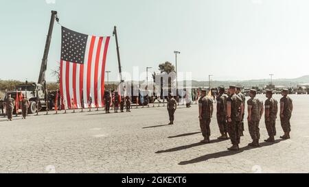 US-Marineinfanteristen mit 1. Transportunterstützungs-Bataillon, Combat Logistics Regiment 1, 1. Marine Logistics Group, I Marine Expeditionary Force, berichten während der Neuausweisung des 1. Transportunterstützungs-Bataillons und der Deaktivierung der Landing Support Company und Support Company, 1. Transportunterstützungs-Bataillon, auf Camp Pendleton, Kalifornien, 2. April 2021. Die Umbenennung des 1. Transportation Support Bataillons in das 1. Transportbataillon und die Deaktivierung der Landing Support Company und der Support Company waren Modernisierungsinitiativen, die durchgeführt wurden, um die United States Marine optimal aufeinander abzustimmen Stockfoto