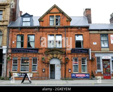 Das Don Valley Hotel, Sheffield. Ein Pub aus dem frühen 20. Jahrhundert in einer städtischen Umgebung. Die Wäsche, die vom Fenster hängt, verleiht eine amüsante Note. Stockfoto