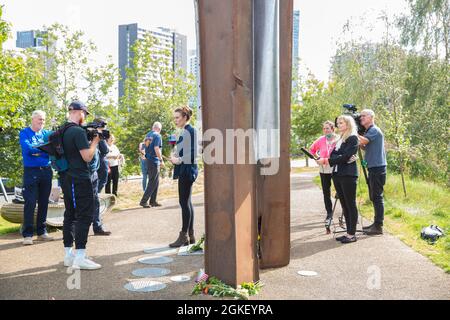 Am 11. September 2021 besuchen die Menschen ein Denkmal aus einem Stahlstapel, der aus dem Wrack des World Trade Center im Olympischen Park in London gewonnen wurde. Stockfoto