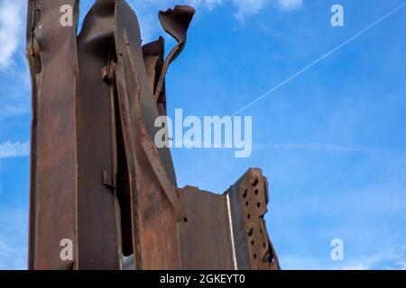 Am 11. September 2021 besuchen die Menschen ein Denkmal aus einem Stahlstapel, der aus dem Wrack des World Trade Center im Olympischen Park in London gewonnen wurde. Stockfoto