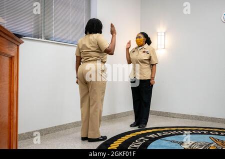 WASHINGTON, DC (2. April 2021) – der kulinarische Spezialist der 2. Klasse Sheniqua Lee rezitiert den Eid der Aufnahme während einer Zeremonie an Bord der Washington Navy Yard. Stockfoto