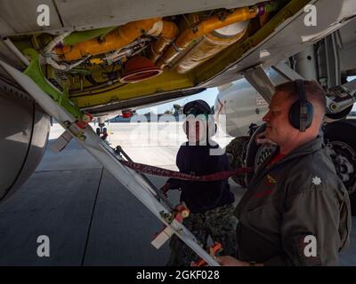 210402-N-VH871-1045 MARINELUFTSTATION SIGONELLA, ITALIEN (APRIL. 2, 2021) Bef. Joseph Snyder, Executive Officer der 'Grey Knights' of Patrol Squadron (VP) 46, Right, and Aviation Structural Mechanic (Safety Equipment) 3rd Class, melie Whelan, zieht vor dem Flug mit einem P-8A Poseidon-Seepatrouillenflugzeug Sicherheitsnadeln, 2. April 2021. VP-46 ist derzeit im Einsatzgebiet der sechsten US-Flotte stationiert und wird dem Kommandanten der Task Force 67 zugewiesen, der für die taktische Kontrolle der eingesetzten Seepatrouillen und Aufklärungsgeschwader in ganz Europa und Afrika verantwortlich ist. Sechste US-Flotte, er Stockfoto