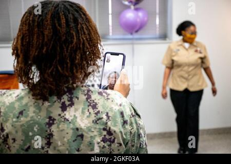 WASHINGTON, DC (2. April 2021) – Ein Festgast nimmt virtuell an der Neueinberufung des Culinary Specialist 2nd Class Sheniqua Lee Teil. Stockfoto