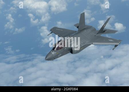 Ein U.S. Marine Corps F-35B Lightning II Flugzeug von Marine Fighter Attack Squadron 242 aus MCAS Iwakuni, Japan, steigt nach der Betankung, 2. April 2021 während der Übung Westpac Rumrunner. Die Nationale Verteidigungsstrategie (NDS) weist uns an, tödlicher zu sein, die Beziehungen zu Verbündeten und Partnern zu verbessern und institutionelle Reformen zu fördern; der 18. Flügel unterstützt diese NDS durch die Entwicklung und Fortsetzung neuer Trainingsübungen wie Westpac Rumrunner. Stockfoto