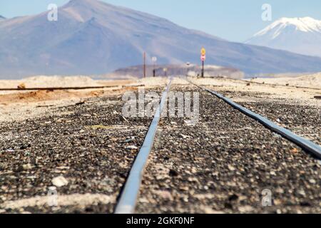 Eisenbahnstrecke von Bolivien nach Chile in einem kleinen Dorf Julaca, Bolivien. Dieses Dorf liegt in einer Wüste im Südwesten Boliviens in der Nähe von Salz Stockfoto