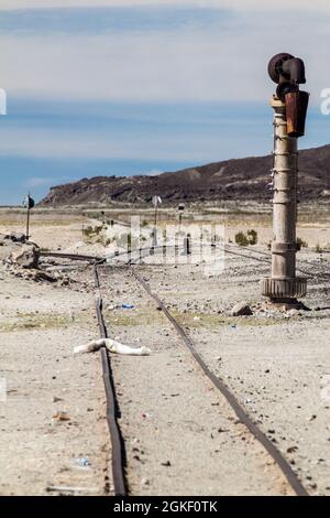 Eisenbahnstrecke von Bolivien nach Chile in einem kleinen Dorf Julaca, Bolivien. Dieses Dorf liegt in einer Wüste im Südwesten Boliviens in der Nähe von Salz Stockfoto