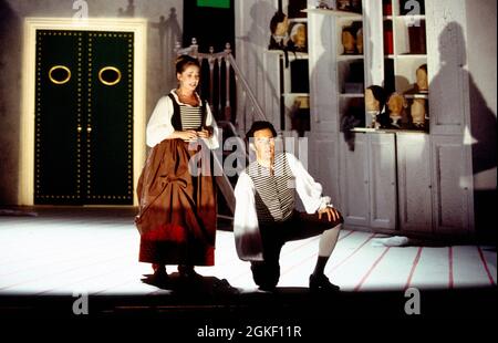 Alison Hagley (Susanna), Gerald Finley (Figaro) in LE NOZZE DI FIGARO an der Glyndebourne Festival Opera, East Sussex, England 28/05/1994 Musik: Wolfgang Amadeus Mozart Libretto: Lorenzo Da Ponte Dirigent: Bernard Haitink Design: John Gunter Beleuchtung: Pat Collins Choreograph: Jenny Weston Regie: Stephen Medcalf Stockfoto