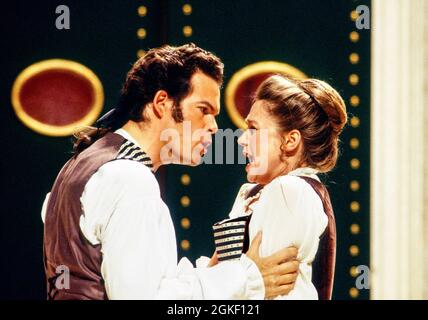 Gerald Finley (Figaro), Alison Hagley (Susanna) in LE NOZZE DI FIGARO an der Glyndebourne Festival Opera, East Sussex, England 28/05/1994 Musik: Wolfgang Amadeus Mozart Libretto: Lorenzo Da Ponte Dirigent: Bernard Haitink Design: John Gunter Beleuchtung: Pat Collins Choreograph: Jenny Weston Regie: Stephen Medcalf Stockfoto