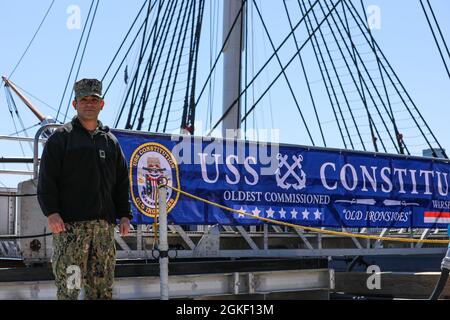 US Navy Petty Officer 2nd Class Agapito Ramos, ein Bootsmann, der dem Navy Cargo Handling Bataillon 1, Williamsburg, Virginia, zugewiesen wurde, steht vor der USS Constitution in Boston Harbor, 3. April 2021. Ramos wurde für weitere sechs Jahre an Bord des Schiffes in die Marine aufgenommen. Ramos ist derzeit als Teil der Gruppe von Dienstmitgliedern nach Boston entsandt, die die Federal Emergency Management Agency im Community Impfcenter in Boston unterstützen. Das U.S. Northern Command ist über die U.S. Army North weiterhin bestrebt, dem Emerg der US-Streitkräfte weiterhin flexible Unterstützung durch das Verteidigungsministerium zu leisten Stockfoto