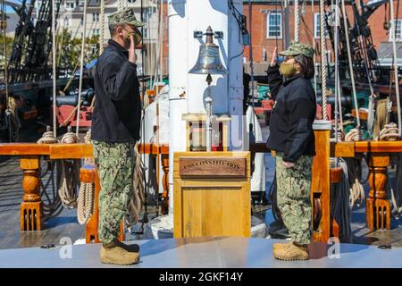 Agapito Ramos, ein Gehilfe des Bootsmörders, der dem Navy Cargo Handling Bataillon 1, Williamsburg, Virginia, zugewiesen wurde, wiederholt den Eid der Aufnahme an den US Navy LT. Tam Colbert, der NCHB-1 zugewiesen wurde, während er für weitere sechs Jahre an Bord der USS Constitution im Hafen von Boston in die Navy aufgenommen wurde. 3. April 2021. Ramos sagte, er habe sich ursprünglich dafür eingesetzt, weil er seinem Land dienen wollte und dies auch weiterhin tun wolle. Ramos ist derzeit als Teil der Gruppe von Dienstmitgliedern nach Boston entsandt, die die Federal Emergency Management Agency beim Community Impf Cent unterstützen Stockfoto