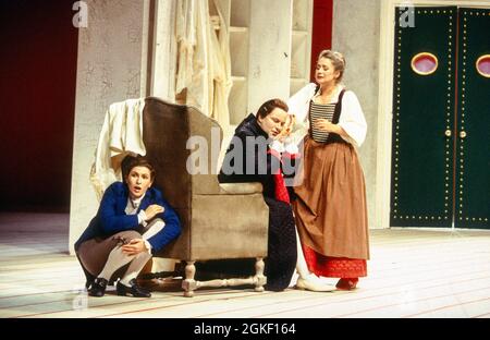 l-r: Marie-Ange Todorovitch (Cherubino), Andreas Schmidt (Graf Almaviva), Alison Hagley (Susanna) in LE NOZZE DI FIGARO an der Glyndebourne Festival Opera, East Sussex, England 28/05/1994 Musik: Wolfgang Amadeus Mozart Libretto: Lorenzo Da Ponte Dirigent: Bernard Haitink Design: John Gunter Beleuchtung: Pat Collins Choreograph: Jenny Weston Regie: Stephen Medcalf Stockfoto