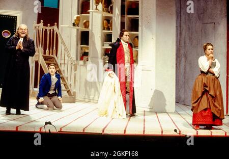 l-r: Robert Tear (Don Basilio), Marie-Ange Todorovitch (Cherubino), Andreas Schmidt (Graf Almaviva), Alison Hagley (Susanna) in LE NOZZE DI FIGARO an der Glyndebourne Festival Opera, East Sussex, England 28/05/1994 Musik: Wolfgang Amadeus Mozart Libretto: Lorenzo Da Ponte: Bernard Haitink Design: John Gunter Beleuchtung: Regie: Pat Weston: Choreograph: Jenny Collins: Jenny Weston Stephen Medcalf Stockfoto