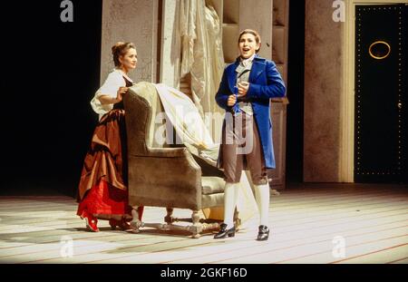 l-r: Alison Hagley (Susanna), Marie-Ange Todorovitch (Cherubino) in LE NOZZE DI FIGARO an der Glyndebourne Festival Opera, East Sussex, England 28/05/1994 Musik: Wolfgang Amadeus Mozart Libretto: Lorenzo Da Ponte Dirigent: Bernard Haitink Design: John Gunter Beleuchtung: Pat Collins Choreograph: Jenny Weston Regie: Stephen Medcalf Stockfoto