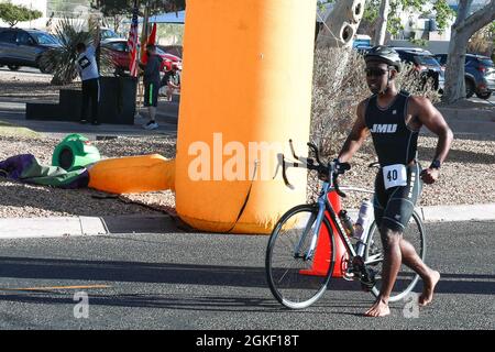 Dienstmitglieder, ihre Familien und Zivilisten nehmen am Triathlon Teil, der vom 11. Armee-Kavallerieregiment im Fort Irwin National Training Center am 3. April 2021 abgehalten wird. Der Triathlon bestand aus drei Veranstaltungen, dem 200-Meter-Schwimmen, dem 14-Meilen-Fahrrad und dem 3-Meilen-Lauf. Die Gewinner des ersten, zweiten und dritten Platzes erhielten Leistungsnachweise, je nachdem, ob sie in einem Team oder einzeln, ihrem Alter und ihrem Geschlecht teilgenommen haben. Stockfoto