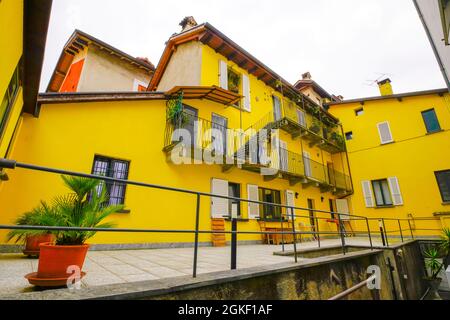 Farbenfrohe Gebäude in der Altstadt von Locarno, Kanton Tessin, Schweiz. Stockfoto