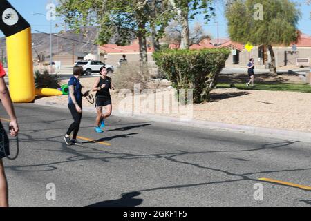 Dienstmitglieder, ihre Familien und Zivilisten nehmen am Triathlon Teil, der vom 11. Armee-Kavallerieregiment im Fort Irwin National Training Center am 3. April 2021 abgehalten wird. Der Triathlon bestand aus drei Veranstaltungen, dem 200-Meter-Schwimmen, dem 14-Meilen-Fahrrad und dem 3-Meilen-Lauf. Die Gewinner des ersten, zweiten und dritten Platzes erhielten Leistungsnachweise, je nachdem, ob sie in einem Team oder einzeln, ihrem Alter und ihrem Geschlecht teilgenommen haben. Stockfoto