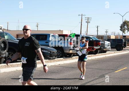 Dienstmitglieder, ihre Familien und Zivilisten nehmen am Triathlon Teil, der vom 11. Armee-Kavallerieregiment im Fort Irwin National Training Center am 3. April 2021 abgehalten wird. Der Triathlon bestand aus drei Veranstaltungen, dem 200-Meter-Schwimmen, dem 14-Meilen-Fahrrad und dem 3-Meilen-Lauf. Die Gewinner des ersten, zweiten und dritten Platzes erhielten Leistungsnachweise, je nachdem, ob sie in einem Team oder einzeln, ihrem Alter und ihrem Geschlecht teilgenommen haben. Stockfoto