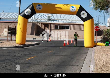 Dienstmitglieder, ihre Familien und Zivilisten nehmen am Triathlon Teil, der vom 11. Armee-Kavallerieregiment im Fort Irwin National Training Center am 3. April 2021 abgehalten wird. Der Triathlon bestand aus drei Veranstaltungen, dem 200-Meter-Schwimmen, dem 14-Meilen-Fahrrad und dem 3-Meilen-Lauf. Die Gewinner des ersten, zweiten und dritten Platzes erhielten Leistungsnachweise, je nachdem, ob sie in einem Team oder einzeln, ihrem Alter und ihrem Geschlecht teilgenommen haben. Stockfoto