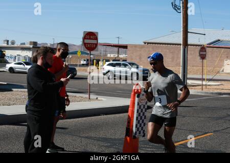 Dienstmitglieder, ihre Familien und Zivilisten nehmen am Triathlon Teil, der vom 11. Armee-Kavallerieregiment im Fort Irwin National Training Center am 3. April 2021 abgehalten wird. Der Triathlon bestand aus drei Veranstaltungen, dem 200-Meter-Schwimmen, dem 14-Meilen-Fahrrad und dem 3-Meilen-Lauf. Die Gewinner des ersten, zweiten und dritten Platzes erhielten Leistungsnachweise, je nachdem, ob sie in einem Team oder einzeln, ihrem Alter und ihrem Geschlecht teilgenommen haben. Stockfoto