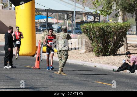 Dienstmitglieder, ihre Familien und Zivilisten nehmen am Triathlon Teil, der vom 11. Armee-Kavallerieregiment im Fort Irwin National Training Center am 3. April 2021 abgehalten wird. Der Triathlon bestand aus drei Veranstaltungen, dem 200-Meter-Schwimmen, dem 14-Meilen-Fahrrad und dem 3-Meilen-Lauf. Die Gewinner des ersten, zweiten und dritten Platzes erhielten Leistungsnachweise, je nachdem, ob sie in einem Team oder einzeln, ihrem Alter und ihrem Geschlecht teilgenommen haben. Stockfoto