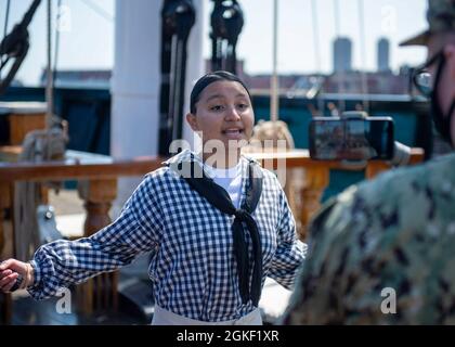 BOSTON (4. April 2021) Aviation Structural Mechanic Seaman Jennifer Martinez gibt eine virtuelle Tour und Ostereiersuche an Bord der USS Constitution. Constitution, das älteste in Auftrag gegebene Kriegsschiff der Welt, spielte in den Barbarenkriegen und im Krieg von 1812 eine entscheidende Rolle und verteidigte von 1797 bis 1855 aktiv die Seewege. Das designierte amerikanische Staatsschiff, Constitution und seine Besatzung engagieren sich in der Öffentlichkeitsarbeit und informieren über die Geschichte des Schiffes und die Bedeutung der Seemacht für mehr als 500,000 Besucher pro Jahr. Stockfoto