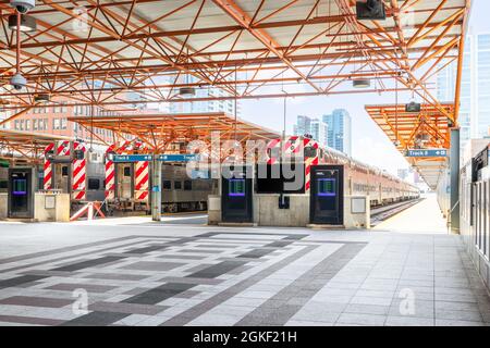 LaSalle Street Station in der Innenstadt von Chicago mit Metra-Zügen bereit, um in die Vororte abzufahren. Stockfoto