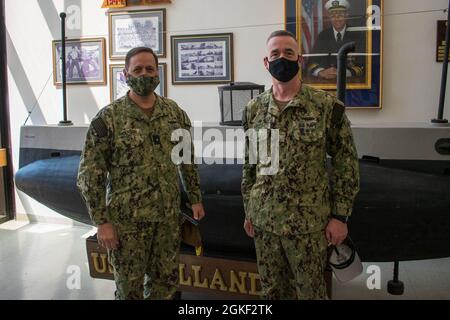 Admiral Edward L. Anderson, stellvertretender Kommandant - Undersea Warfare, Naval Sea Systems Command, besuchte am 5. April 2021 die Naval Submarine School an Bord des Naval Submarine Base New London. Instruktoren nutzten diese Gelegenheit, um die Ausbildungsfähigkeiten der Naval Submarine School zu demonstrieren, während das Schulhaus daran arbeitet, der amerikanischen U-Boot-Truppe Hochgeschwindigkeitsunterricht zu liefern. Stockfoto