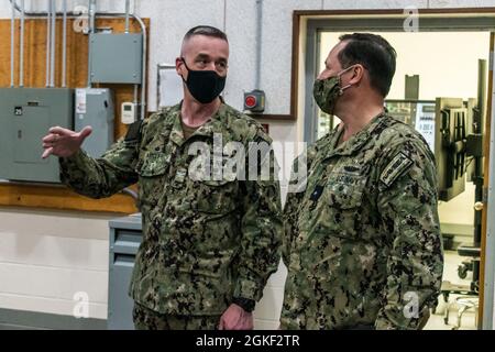 Kapitän Steven W. Antcliff, Kommandant der Naval Submarine School, erklärt am 5. April 2021 während einer Führung durch die Naval Submarine School an Bord des Naval Submarine Base New London die Merkmale der High Risk Training Deartment der Schule an Konteradmiral Edward L. Anderson, stellvertretender Kommandant - Undersea Warfare, Naval Sea Systems Command. Instruktoren nutzten diese Gelegenheit, um die Ausbildungsfähigkeiten der Naval Submarine School zu demonstrieren, während das Schulhaus daran arbeitet, der amerikanischen U-Boot-Truppe Hochgeschwindigkeitsunterricht zu liefern. Stockfoto