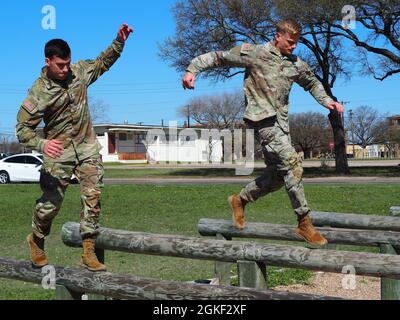 Der 1. LT. Nick Layden von der 4. Staffel und der 1. LT. Brian Billings von der 2. Staffel, 3. Kavallerieregiment, nutzten Hindernisparcours im Brave Rifles Country, um sich für den Best Ranger Wettbewerb zu trainieren. Sie sagten, dass sie von anderen Troopers motiviert wurden, die für Wettkämpfe ausgebildet wurden, die derzeit im Regiment stattfinden. Der Wettbewerb läuft vom 11-16. April in Fort Benning, Georgia. Stockfoto