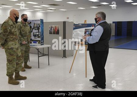 ROBINS AIR FORCE BASE, Georgia – Stuart Bapties, 78. Tragflügel der Luftwaffenprävention, gibt Gen. Arnold W. Bunch, Jr., Kommandant der Luftwaffe, auf der Robins Air Force Base, Georgia, am 5. April 2021 ein Update zur Resiliency-Kampagne der Anlage bekannt als H.O.P.E. H.O.P.E., das für „Help is available; Opportunities exist; people care; expect a good outcome“ steht, begann Anfang 2020 und konzentriert sich darauf, wie jeder ein guter Fürsprecher für Resiliency füreinander sein kann. Stockfoto