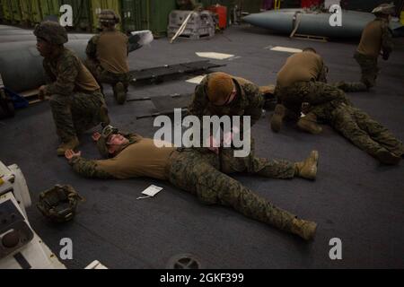 2100405-M-GJ479-048, USS IWO JIMA, Atlantik, 5. April 2021- U.S. Marineinfanteristen und Matrosen 24. Marine Expeditionary Unit (MEU), führen an Bord des amphibischen Sturmschiffs USS Iwo Jima (LHD 7) der Wasp-Klasse eine Pflegeübung durch, 5. April 2021. 24. MEU, die mit der Iwo Jima Amphibious Ready Group gestartet wurde, wird im Einsatzgebiet der Sechsten US-Flotte zur Unterstützung der nationalen Sicherheitsinteressen der USA in Europa und Afrika eingesetzt. Stockfoto