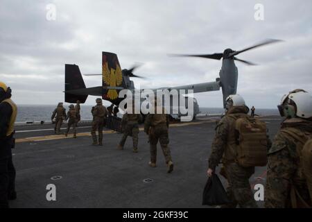 2100405-M-GJ479-108, USS IWO JIMA, Atlantic Ocean, 5. April 2021- U.S. Marineinfanteristen und Seeleute 24. Marine Expeditionary Unit (MEU) bereiten sich darauf vor, während einer unterwegs-Pflegeübung an Bord des amphibischen Sturmschiffs USS Iwo Jima (LHD 7) der Wasp-Klasse, 5. April 2021, an Bord eines MV-22B Fischadlers zu gehen. 24. MEU, die mit der Iwo Jima Amphibious Ready Group gestartet wurde, wird im Einsatzgebiet der Sechsten US-Flotte zur Unterstützung der nationalen Sicherheitsinteressen der USA in Europa und Afrika eingesetzt. Stockfoto