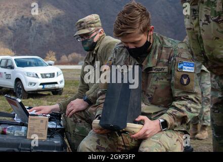 Spc. Aaron Beeber, ein Kavalleriescout, der der Truppe B, der 1. Staffel, dem 113. Kavallerieregiment, der 2. Brigade, der 34. Infanterie-Division, der Iowa Army National Guard, zugewiesen wurde, führt am 5. April 2021 Vorflugkontrollen an einem RQ-11-Raben in Camp Nothing Hill, Kosovo, durch. Die Soldaten der Kosovo-Streitkräfte des Regionalkommandos Ost verwenden kleine unbemannte Luftbildungssysteme für Aufklärungsmissionen im Kosovo. Stockfoto