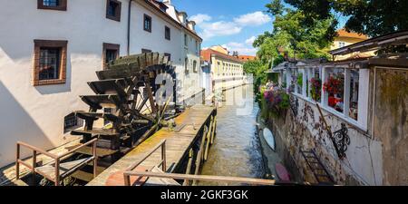 Velkoprevorsky Wassermühle - Mühlrad auf der Moldau, Wasserkanal Certovka, Prag, Tschechische Republik Stockfoto