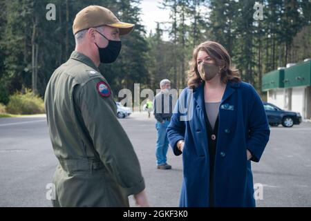 Bef. Don Emerson, Kommandant des Naval Magazine Indian Island, und Kate Dean, die Kommissarin des Bezirks Jefferson, unterhalten sich vor einer Zeremonie zum Schneiden von Bändern zur feierlichen Eröffnung von fünf Munitionslagermagazinen und einem inerten Lagergebäude im April 5, 2021 beim Naval Magazine Indian Island werden diese Magazine durch die Erhöhung der Lagerkapazität und der Sicherheitslage einen unmittelbaren Vorteil für die Installationsmission haben. Stockfoto