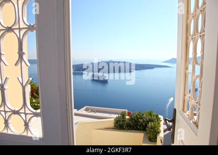 Blick aus einer offenen Tür in Fira, Santorini, griechische Inseln, Griechenland. Stockfoto