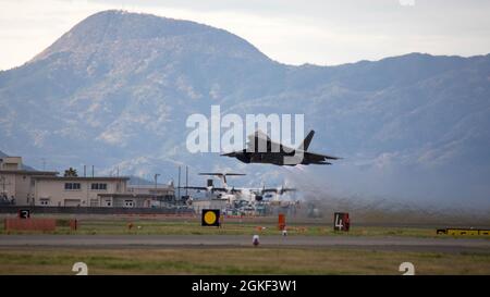 Ein US Air Force F-22 Raptor Flugzeug mit dem 199. Jagdgeschwader hebt vom Marine Corps Air Station Iwakuni, Japan, 5. April 2021 ab. Das 199. Jagdgeschwader wurde bei MCAS Iwakuni eingesetzt, um im Rahmen des dynamischen Einsatzkonzepts des US-Indo-Pacific Command integrierte Schulungen mit Marine- und Naval-Streitkräften durchzuführen. Stockfoto