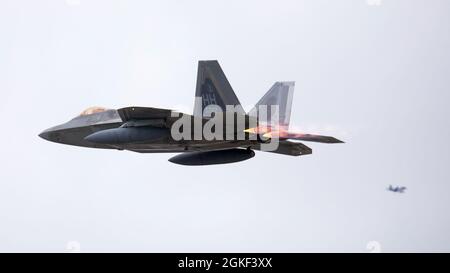 Ein US Air Force F-22 Raptor Flugzeug mit dem 199. Jagdgeschwader hebt vom Marine Corps Air Station Iwakuni, Japan, 5. April 2021 ab. Das 199. Jagdgeschwader wurde bei MCAS Iwakuni eingesetzt, um im Rahmen des dynamischen Einsatzkonzepts des US-Indo-Pacific Command integrierte Schulungen mit Marine- und Naval-Streitkräften durchzuführen. Stockfoto