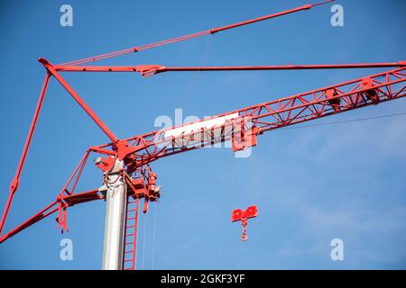 Der Bauprozess eines Wohnkomplexes. Viele Hochhäuser vor dem Hintergrund von Neubauten. Stockfoto