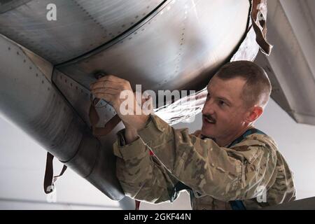 U.S. Air Force Master Sgt. Chris Orr, ein Flugzeugbetreuer am 167. Luftlift-Flügel in Martinsburg, West Virginia, installiert während einer Korrosionsschutzwäsche am 5. April 2021 eine Motorabgasabdeckung an einem Motor eines C-17 Globemaster III. Die Abluftabdeckungen wurden verwendet, um zu verhindern, dass Reinigungsmittel und Wasser in empfindliche Teile des Flugzeugs gelangen. Stockfoto