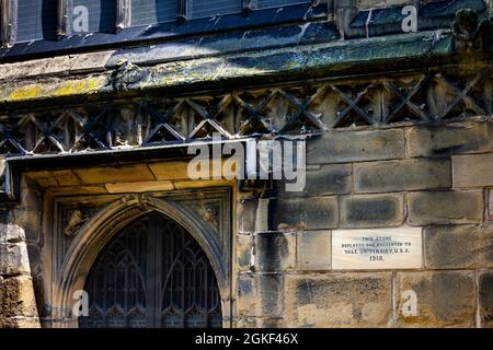 St Giles Church, ist die Pfarrkirche von Wrexham, Wales. Ein denkmalgeschütztes Gebäude der I. Klasse.das Grab von Elihu Yale, Wohltäter der Universität von Yale, befindet sich. Stockfoto