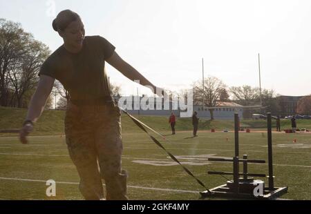 U.S. Marine Corps CPL. Morgan Poland beteiligt sich mit der Marine Corps Base Quantico Band am 50 Yard gewichteten Schlittenzug im Butler Stadium, Marine Corps Base Quantico, VA., 6. April 2021. Marines traten während des High Intensity Interval Training Competition in verschiedenen Veranstaltungen an. Stockfoto