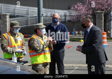 Der zweite Gentleman Doug Emhoff und der Gouverneur des Bundesstaates Washington, Jay Inslee, hören sich als Sgt an. Autumn Seely erläutert die Impfmaßnahmen für das Yakima Community Impfzentrum (CVC) in Yakima, Washington, 6. April 2021. Der Besuch ermöglichte es Emhoff, den Betrieb und die am Yakima CVC entwickelten Best Practices zu überprüfen. Das U.S. Northern Command setzt sich über die U.S. Army North weiterhin dafür ein, die Federal Emergency Management Agency im Rahmen der Reaktion der gesamten Regierung auf COVID-19 weiterhin flexibel und flexibel zu unterstützen. Stockfoto