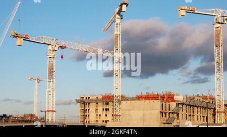 Der Bauprozess eines Wohnkomplexes. Viele Hochhäuser vor dem Hintergrund von Neubauten. Stockfoto