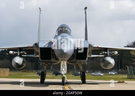 Ein F-15C Eagle vom 493rd Fighter Squadron Taxi zur Start- und Landebahn bei der Royal Air Force Lakenheath, England, 6. April 2021. Die RAF Lakenheath Fighter Squadrons führen Routinetrainings durch, um sicherzustellen, dass die US-Streitkräfte und die alliierten Streitkräfte in der Lage sind, das gesamte Konfliktspektrum abzuschrecken, zu verteidigen und zu gewinnen. Stockfoto